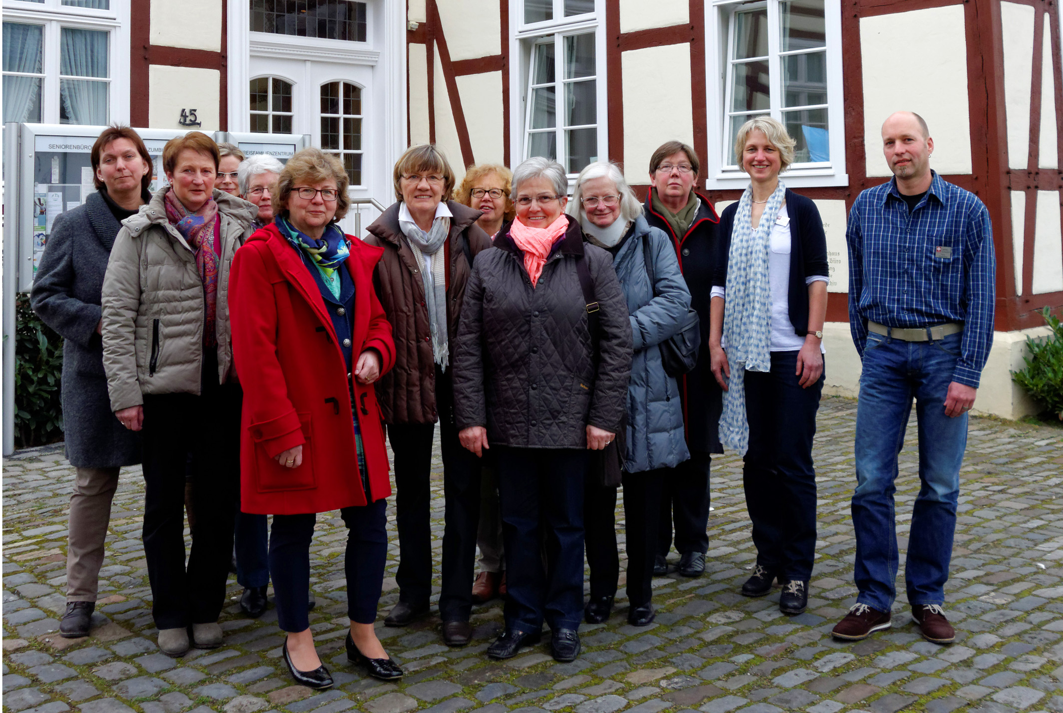 Die Besucherinnen der Frauen Union Kreis Gütersloh mit Ursula Doppmeier sowie Maria Brameyer sowie Birgit Kaupmann und Frank Börgerding vor dem Zumbusch-Haus Die Besucherinnen der Frauen Union Kreis Gütersloh mit Ursula Doppmeier sowie Maria Brameyer sowie Birgit Kaupmann und Frank Börgerding vor dem Zumbusch-Haus